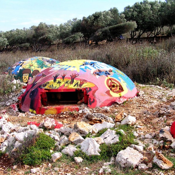 A bunkerek – már ami maradt belőlük – egy része színes